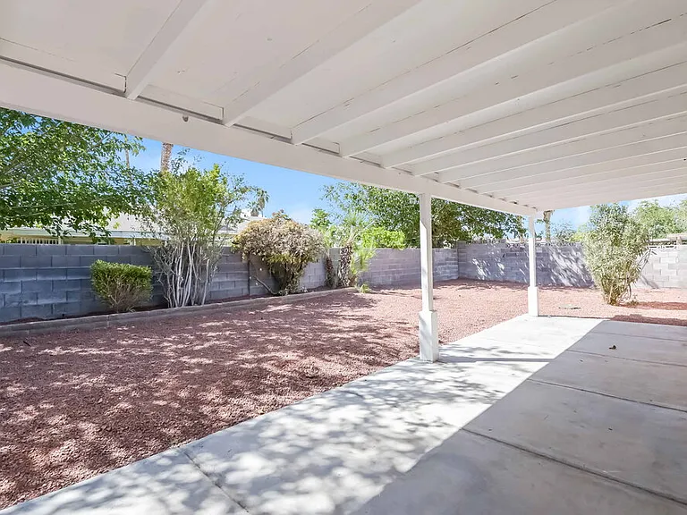 1555 Calabria Dr — Photo 15