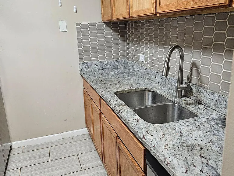 281 Shorewood Dr #21GA — Photo 1