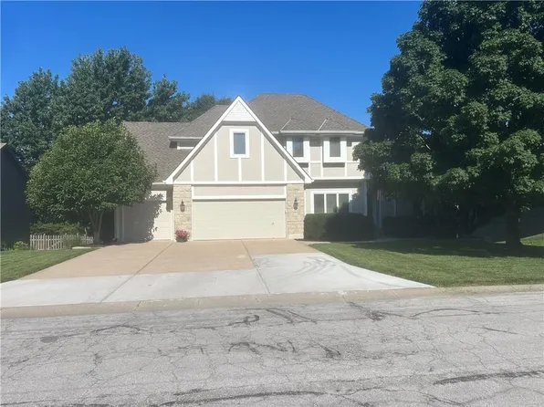 512 SE Canterbury Ln, Lees Summit, MO 64063