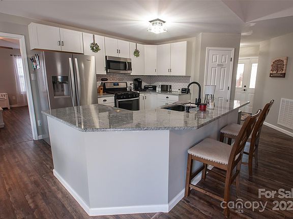 4th image of 144-150 Greenwich Dr #18