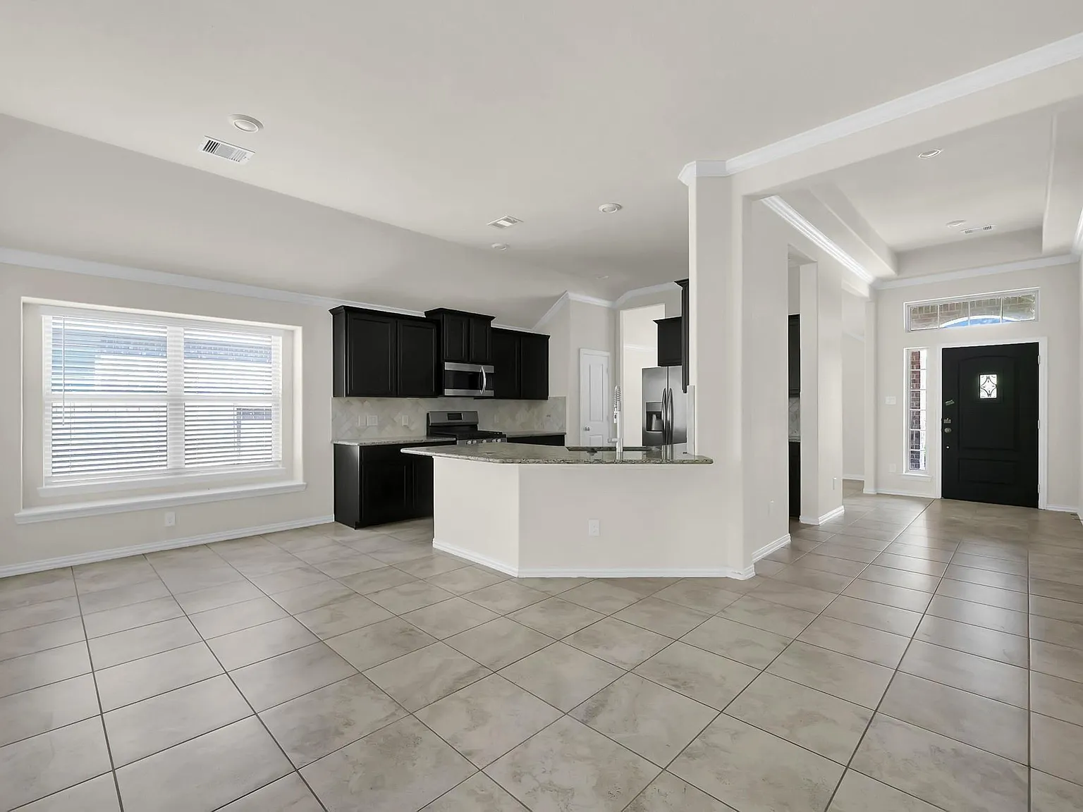 3 bed, 2.0 bath, 2039 sqft, $2,100 — Photo 3