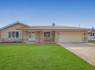 6134 S 38th St, Greenfield, WI 53221