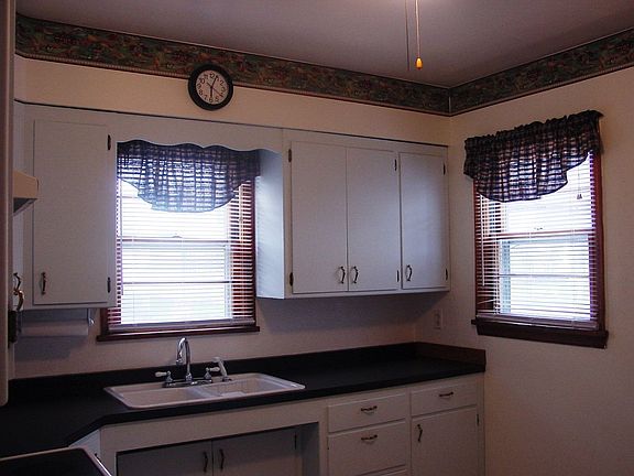 Bright kitchen w/plenty of cupboards