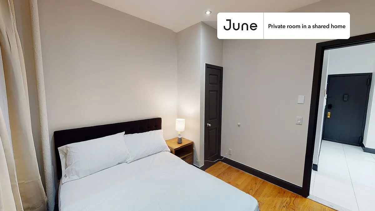 Queen bedroom in 3 bed/1 bath home in Upper West Side #756 B — Photo 2