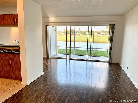 4th image of 1404 The Pointe Dr #1404