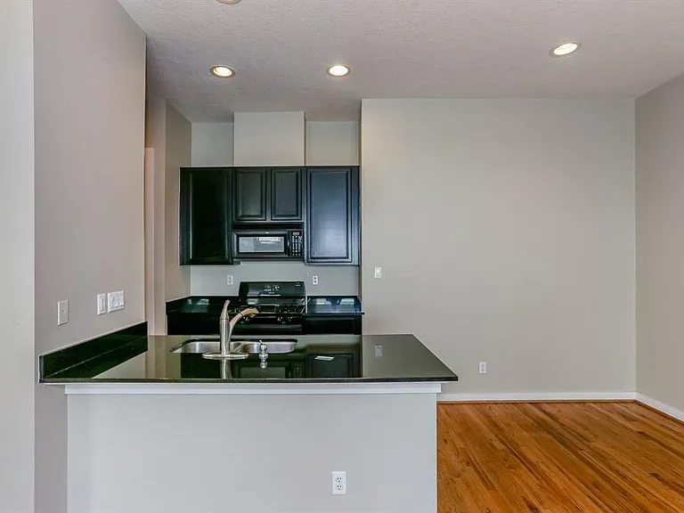 4030 Center St — Photo 7