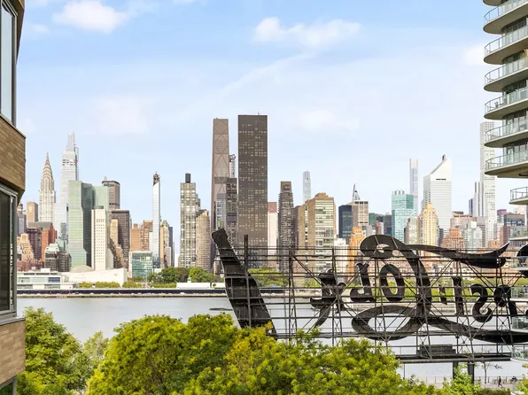 46-30 Center Boulevard image 4 of 31