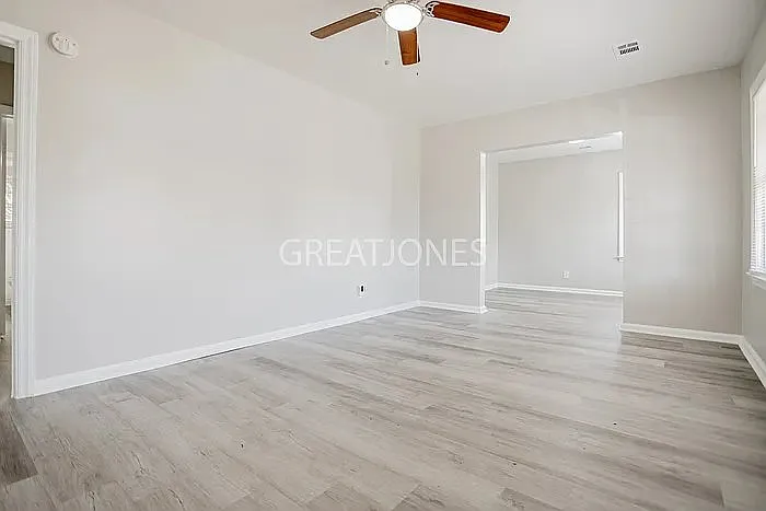 3 bed, 1.0 bath, 1040 sqft, $1,035 — Photo 3