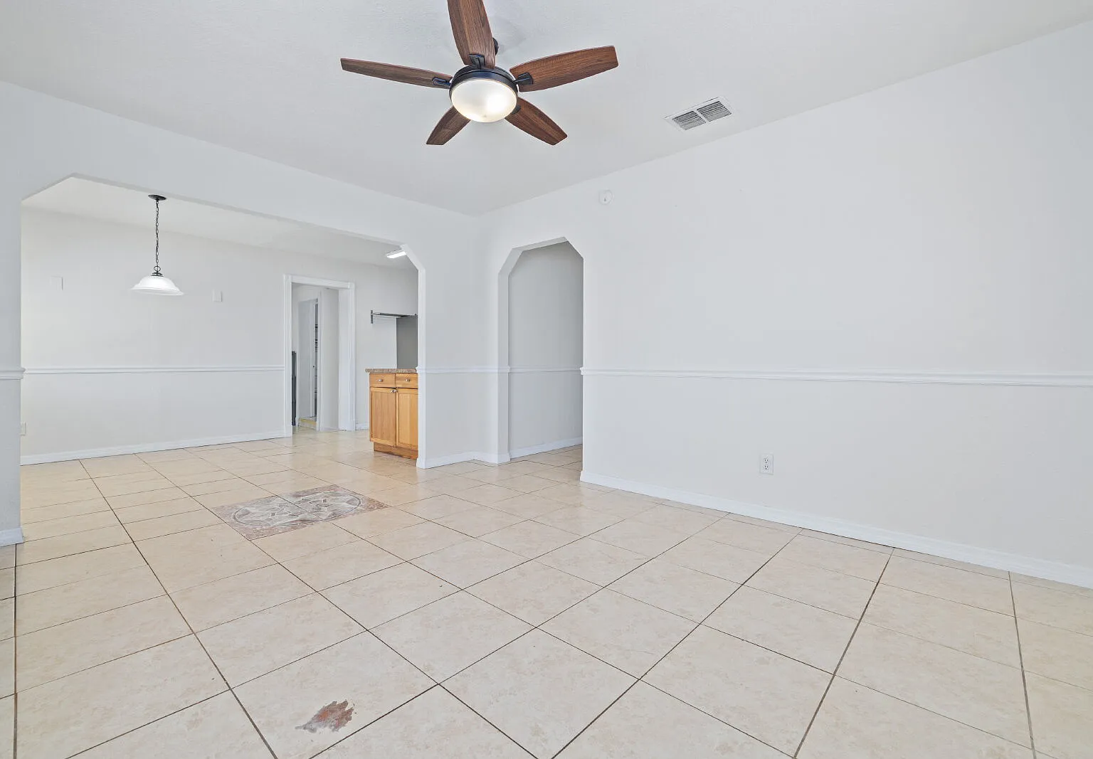 4 bed, 2.0 bath, 1337 sqft, $2,700 — Photo 4