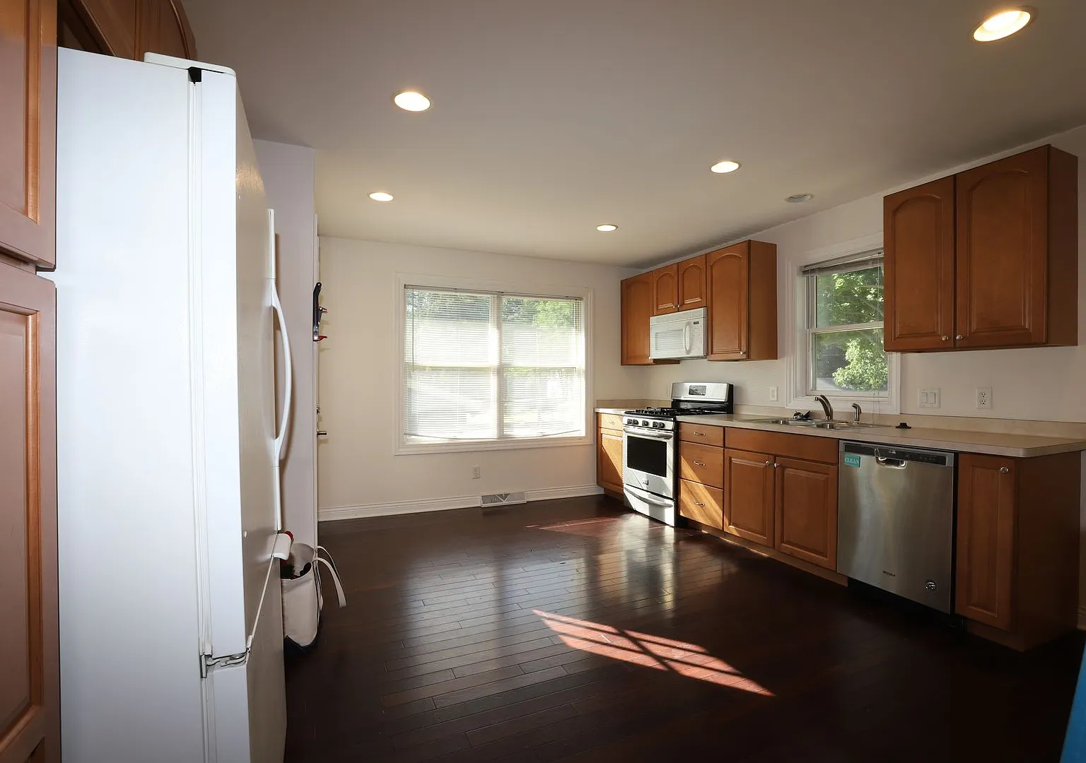 Newer Five Bedroom on Monroe St — Photo 3