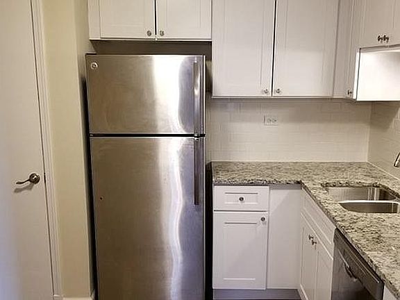 4th image of 711 E Falcon Dr #E204