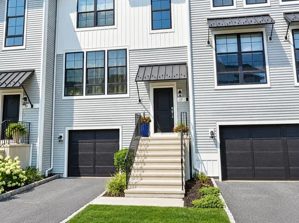 17 Brentwood Cir, Danbury, CT 06810