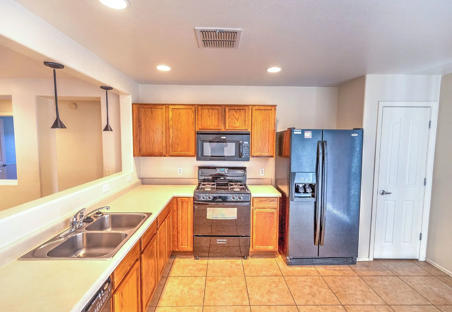 3 bed, 2.0 bath, 1395 sqft, $1,850 — Photo 2