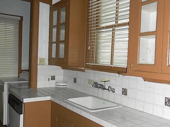 lots of cabinet & counter space