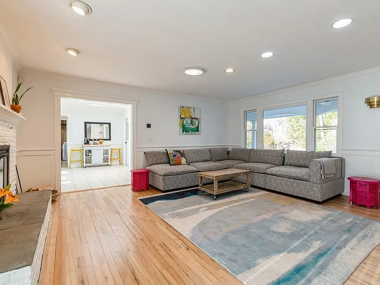122 Pembroke Dr — Photo 2