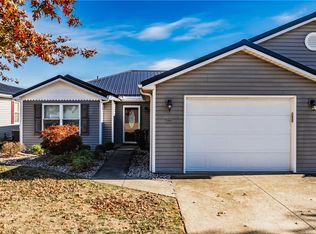 702 Oak Tree Ln, Belpre, OH 45714