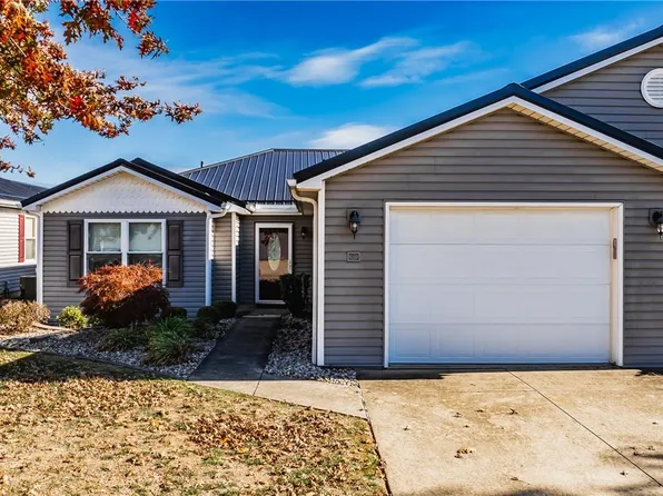 702 Oak Tree Ln, Belpre, OH 45714