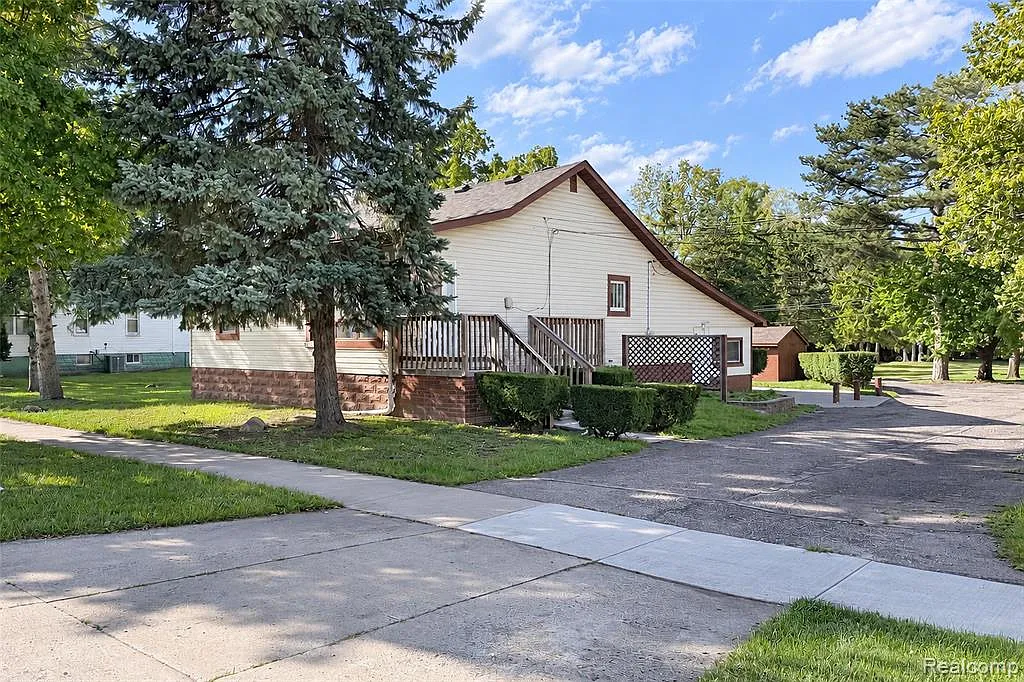 4 bed, 1.0 bath, 1500 sqft, $1,600 — Photo 2