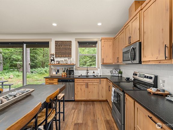 4th image of 128 Riverdance Lane