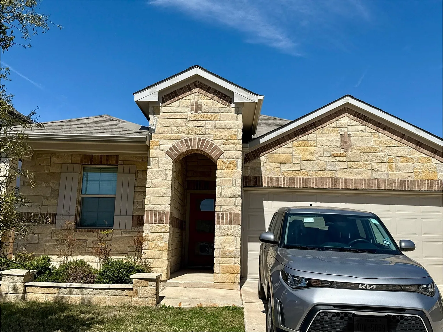 4 bed, 2.0 bath, 1922 sqft, $2,500 — Photo 2