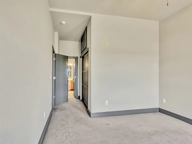 232 N Broadway #10 — Photo 2