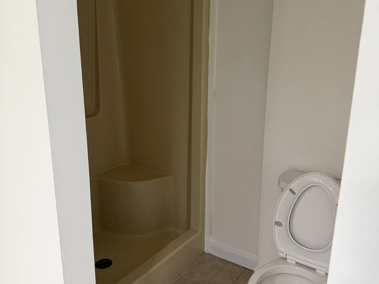 5 bed, 2800 sqft, $3,099 — Photo 3