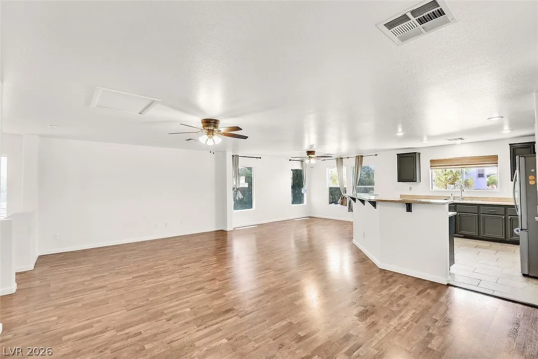 4 bed, 3.0 bath, 2318 sqft, $2,650 — Photo 4