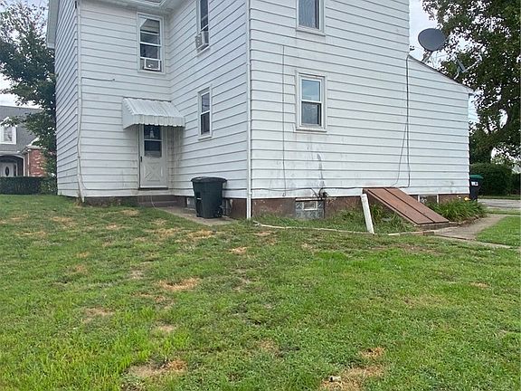 3rd image of 915 Main St