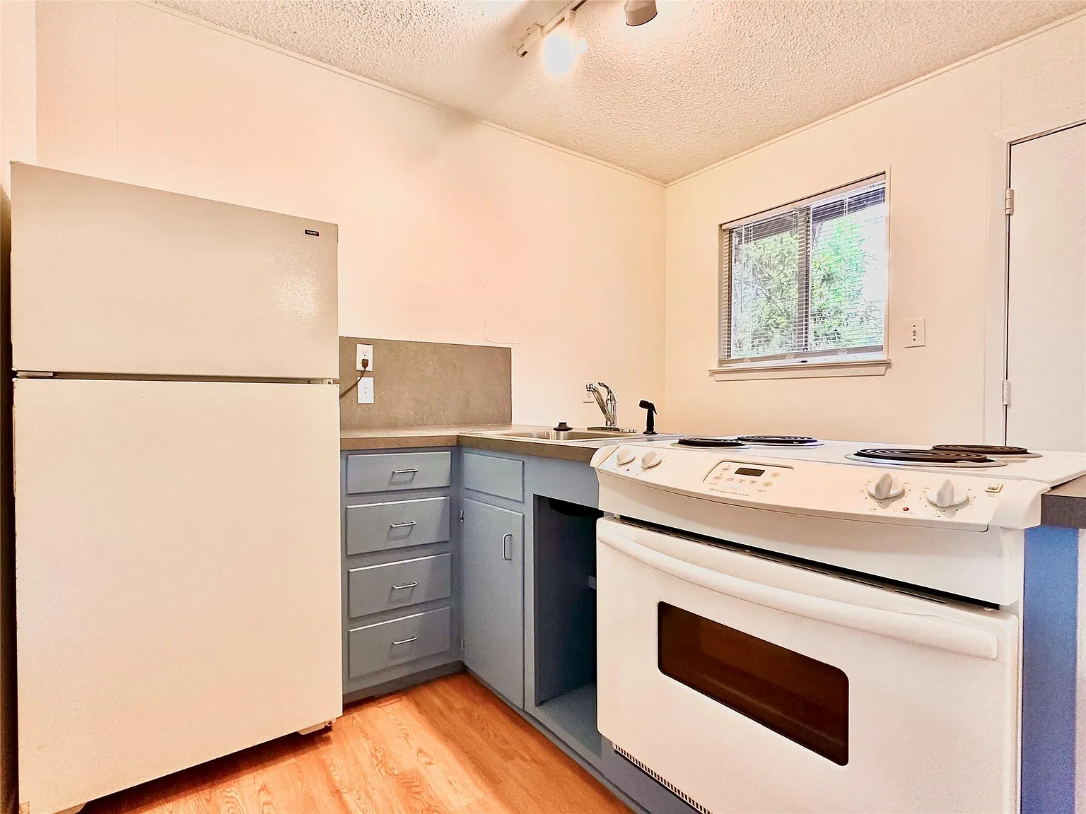 1 bed, 1.0 bath, 600 sqft, $800 — Photo 2