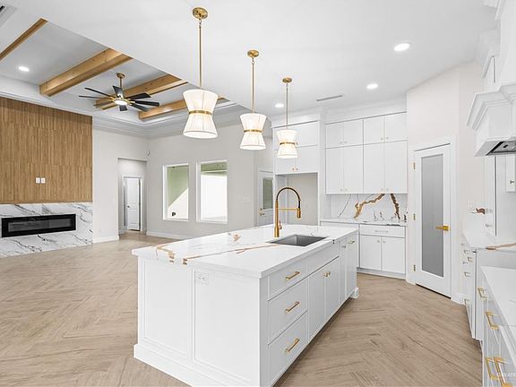 5th image of 903 Azalea St