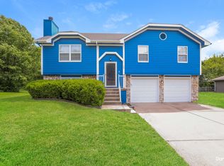 105 Pebblebrook Ln, Grain Valley, MO 64029