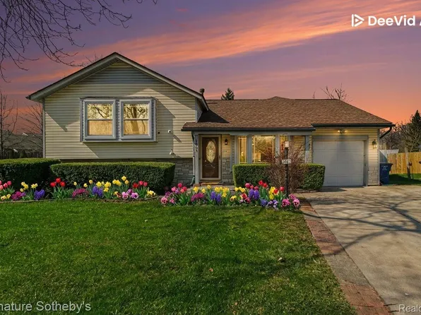 2067 Champagne Dr, Ann Arbor, MI 48108