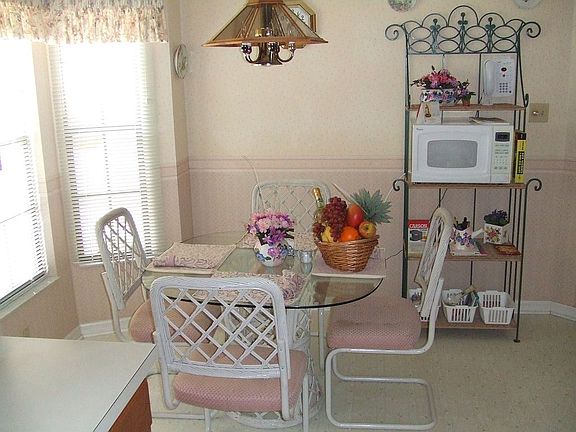 Eat-in-Kitchen