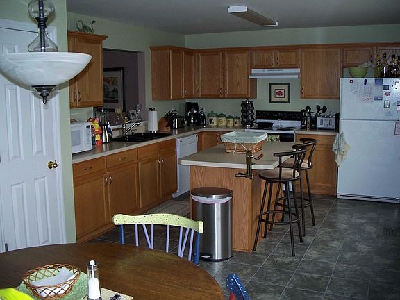 Large eat in kitchen with ceramic tile, stove 