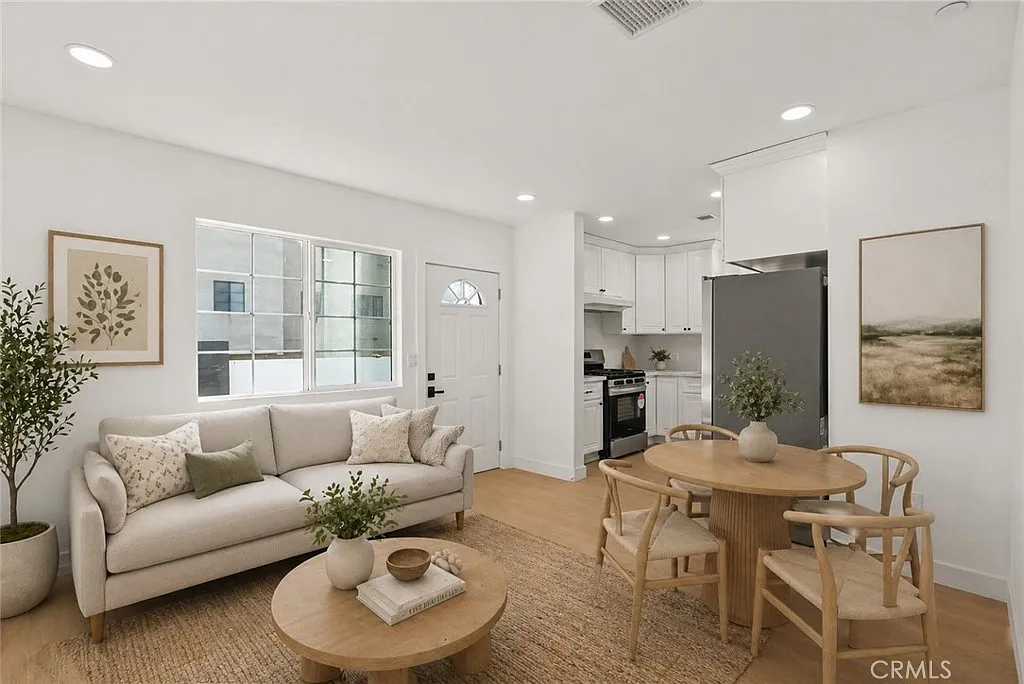 2 bed, 810 sqft, $3,000 — Photo 1