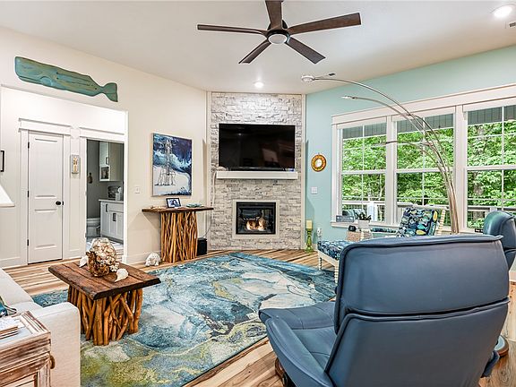3rd image of 23 Chaucer Dr
