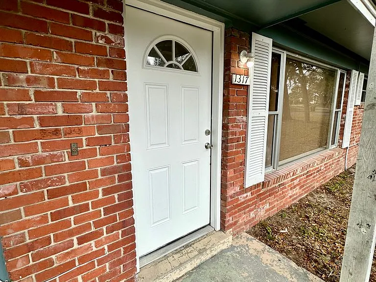 1317 Cambridge Dr — Photo 3