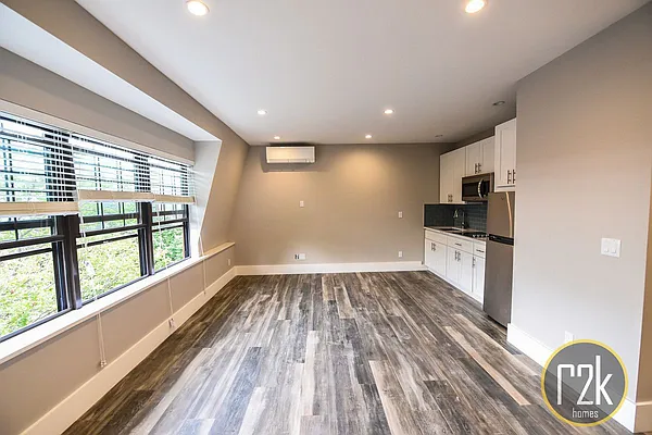 Rented by Realty 2000 Corp | media 11