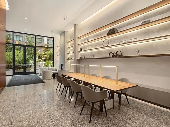 180 Front Street image 17 of 24