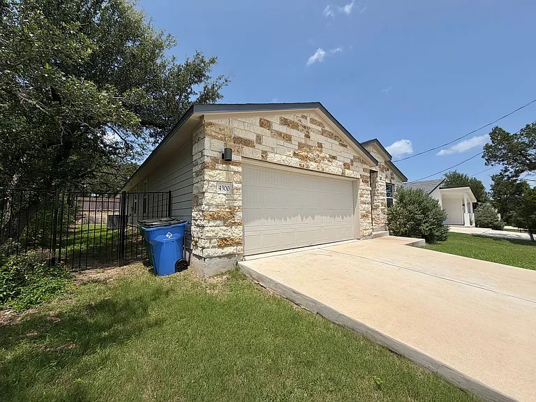 4300 Liberty Ln — Photo 2