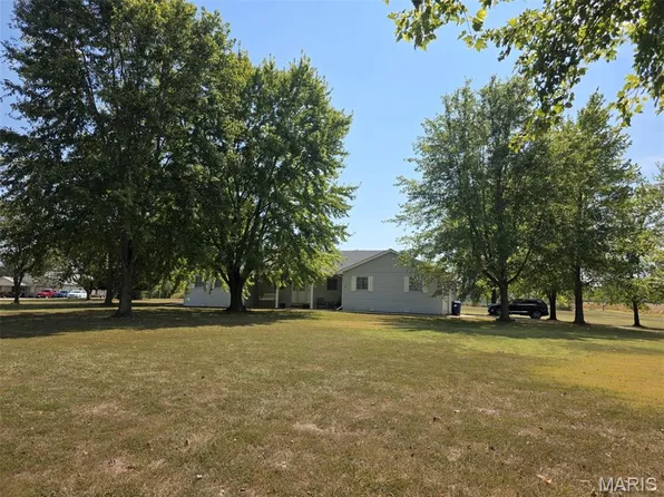 35 Hickory St, Nashville, IL 62263