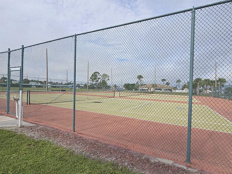 Pickleball/tennis courts