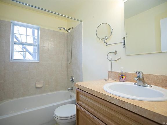 3rd image of 121 Admiral Ct