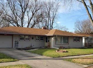 913 Mayflower Ave, Bloomington, IL 61701