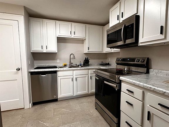 4th image of 1425 W Main St