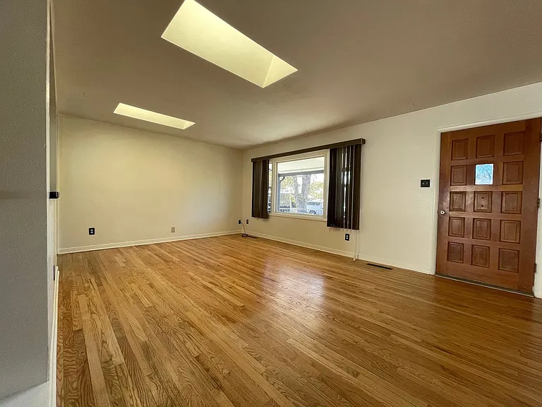 1848 Northview Dr — Photo 2
