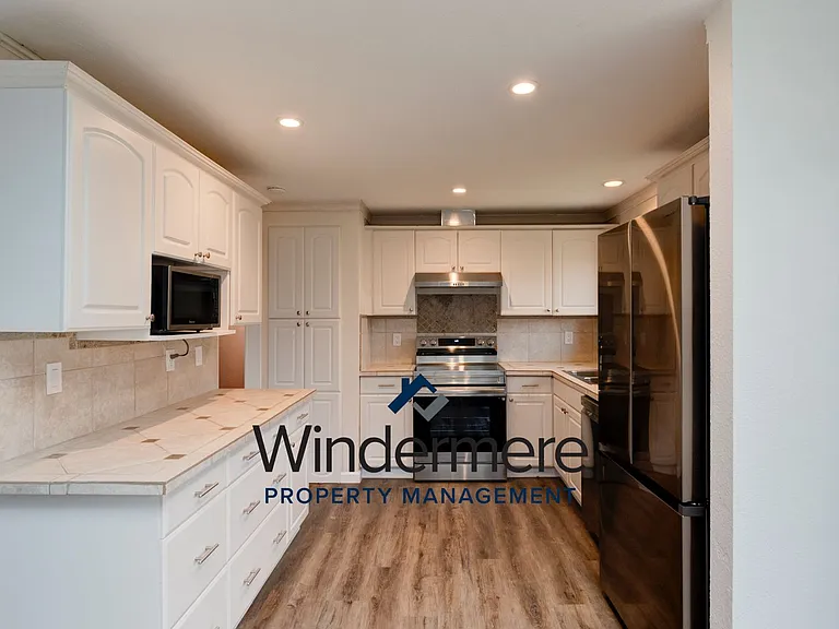 890 NW Haslo Pl — Photo 2