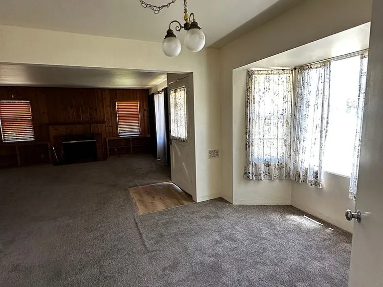 707 W Cypress Ave — Photo 2
