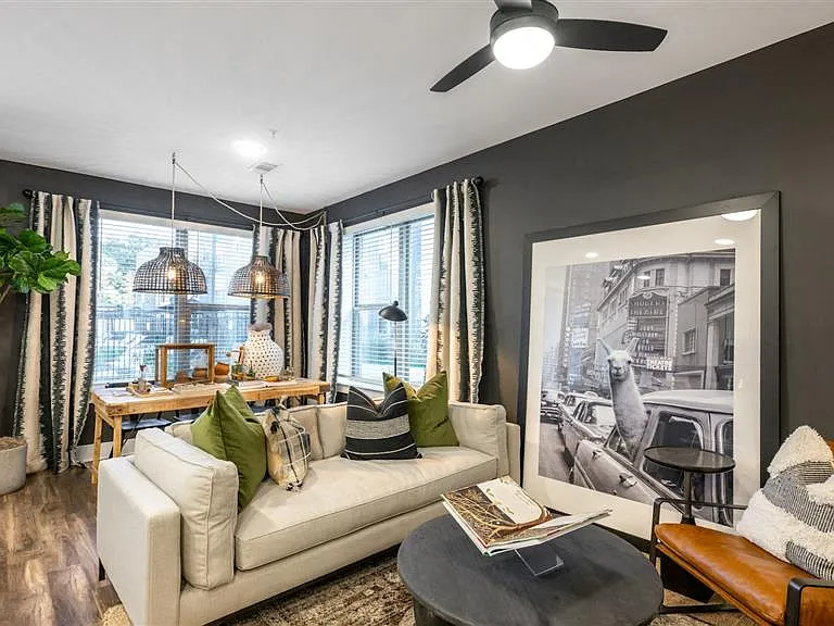Elwood Apartments — Photo 6