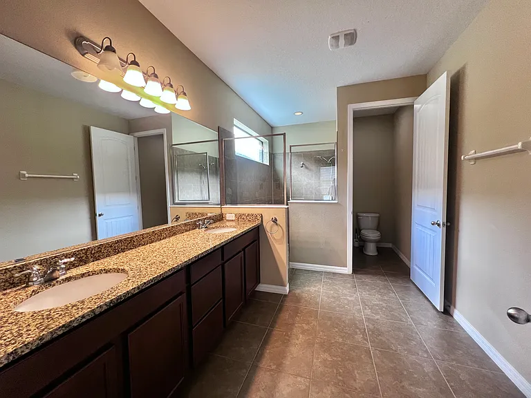 MASTER BEDROOM ENSUITE!